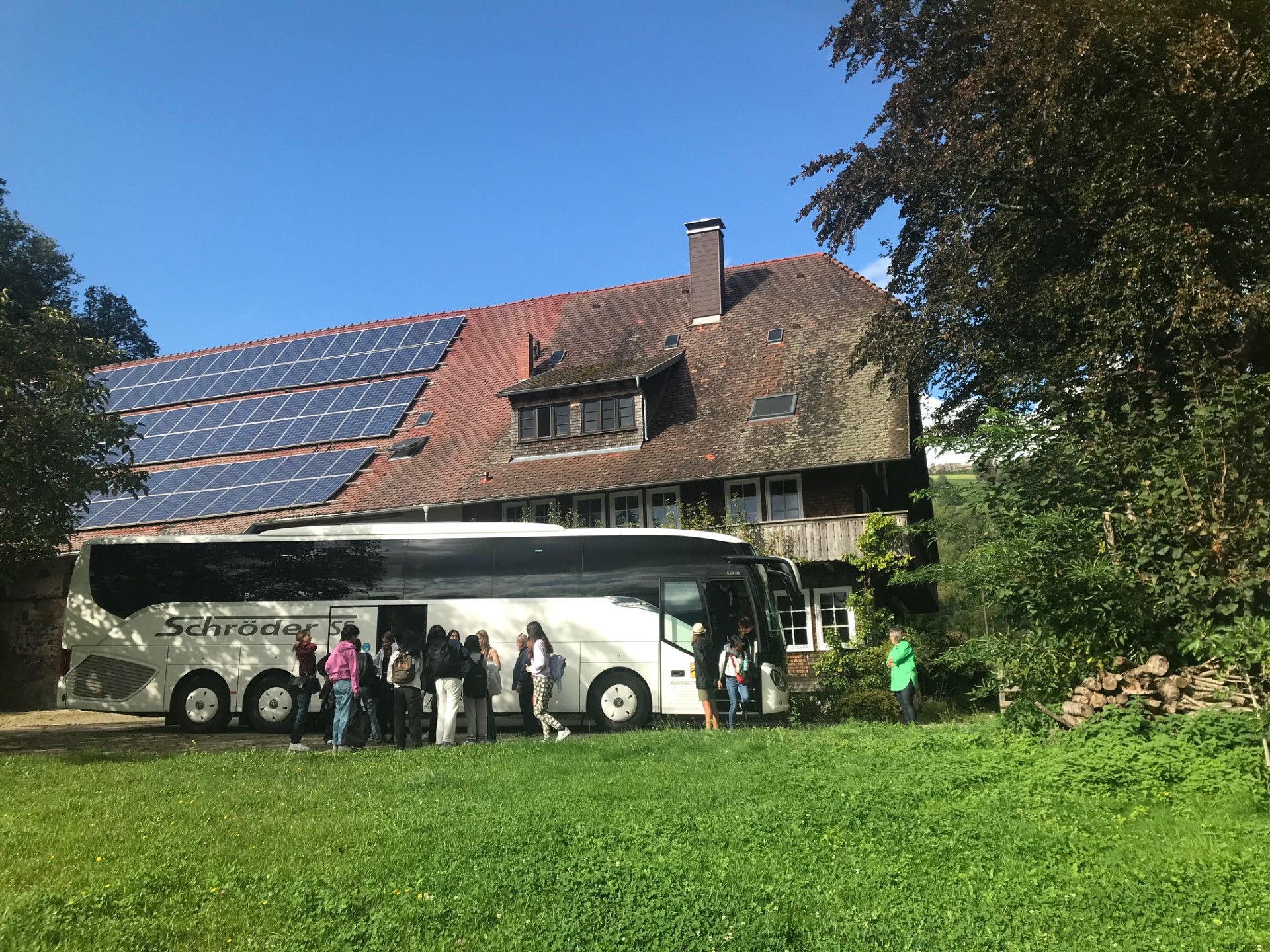 Reisebus vor dem Melcherhof U16