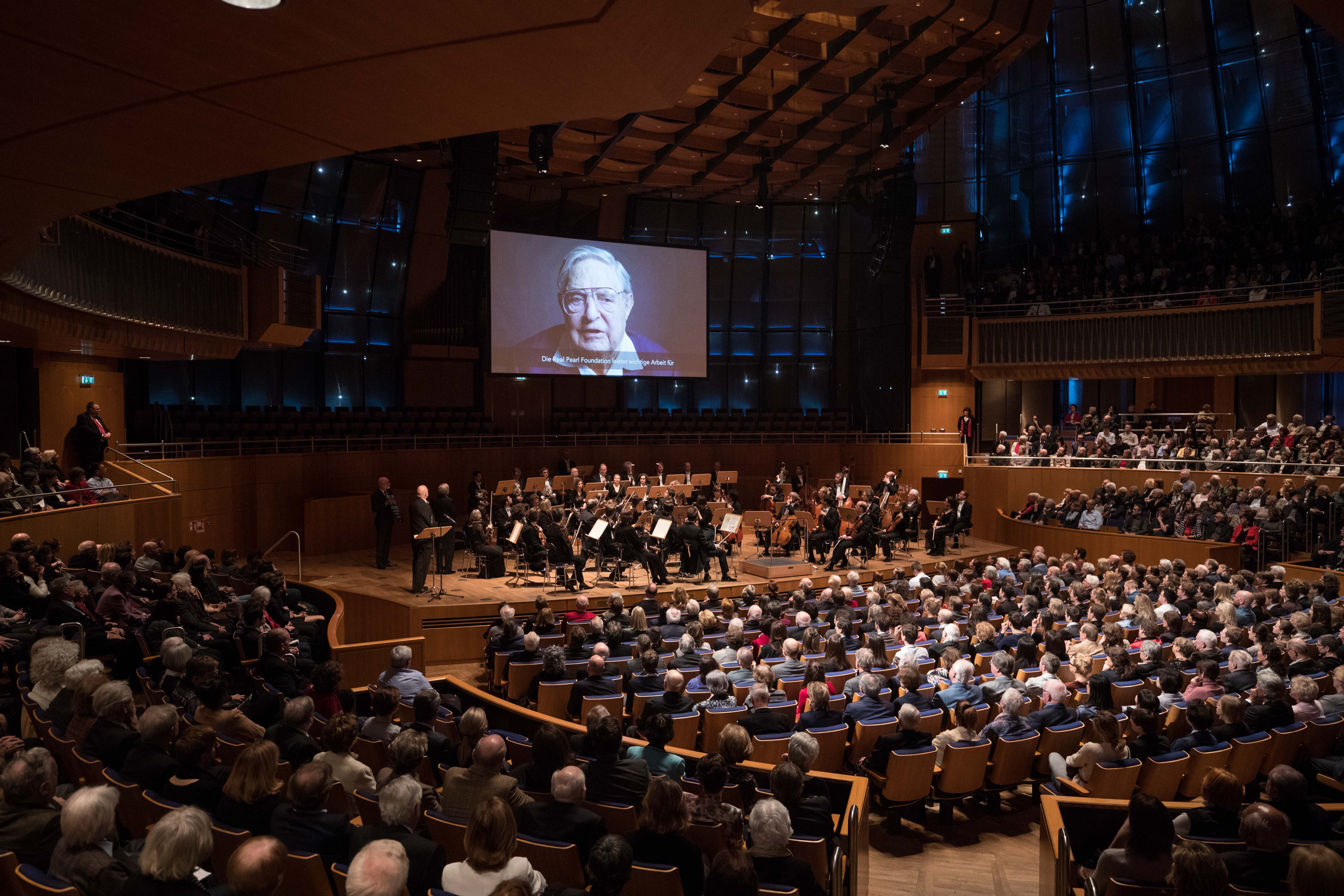 Leinwand mit Videobotschaft von George Soros während eines Konzerts in der Tonhalle