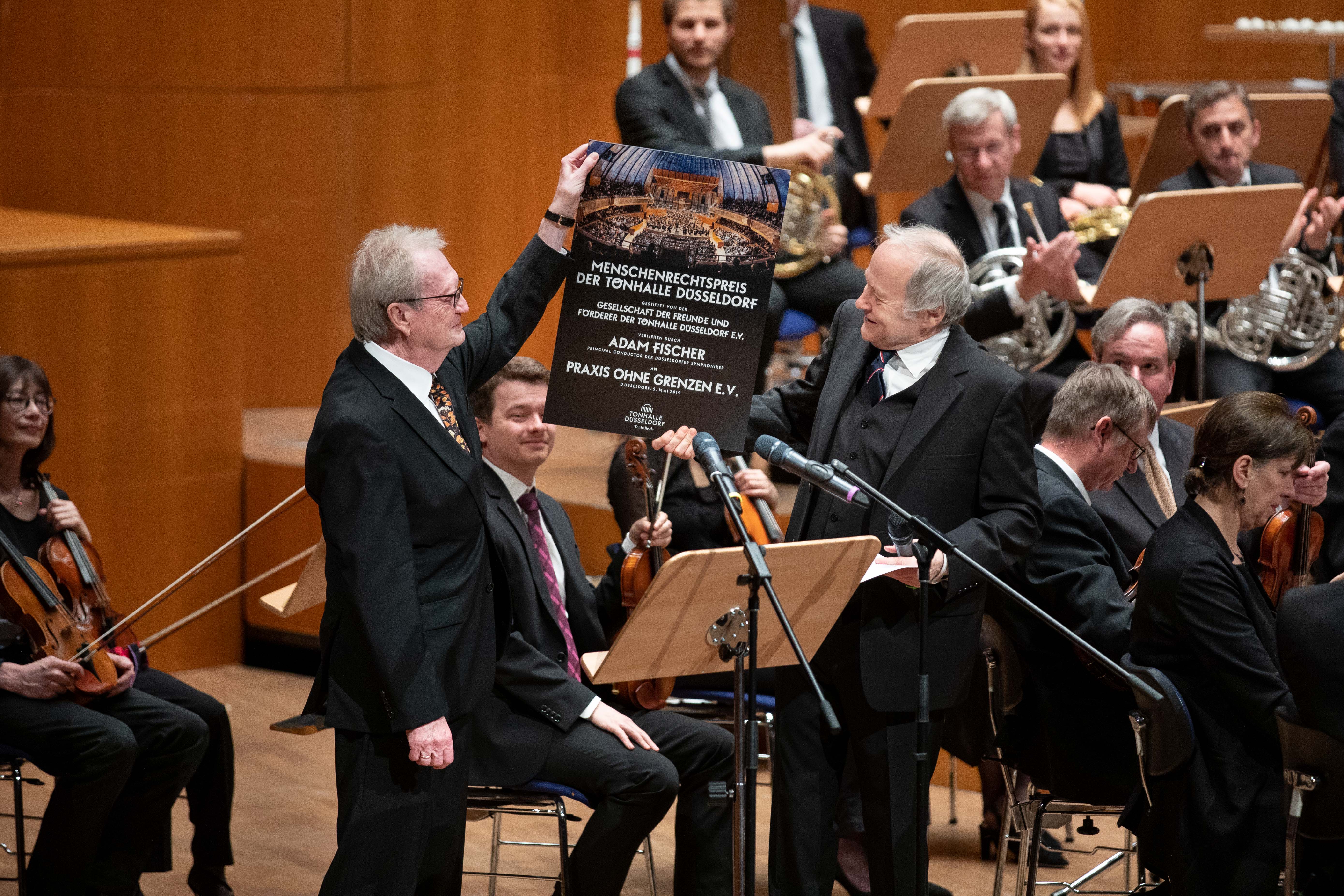 Adam Fischer überreicht Uwe Denker eine Preistafel