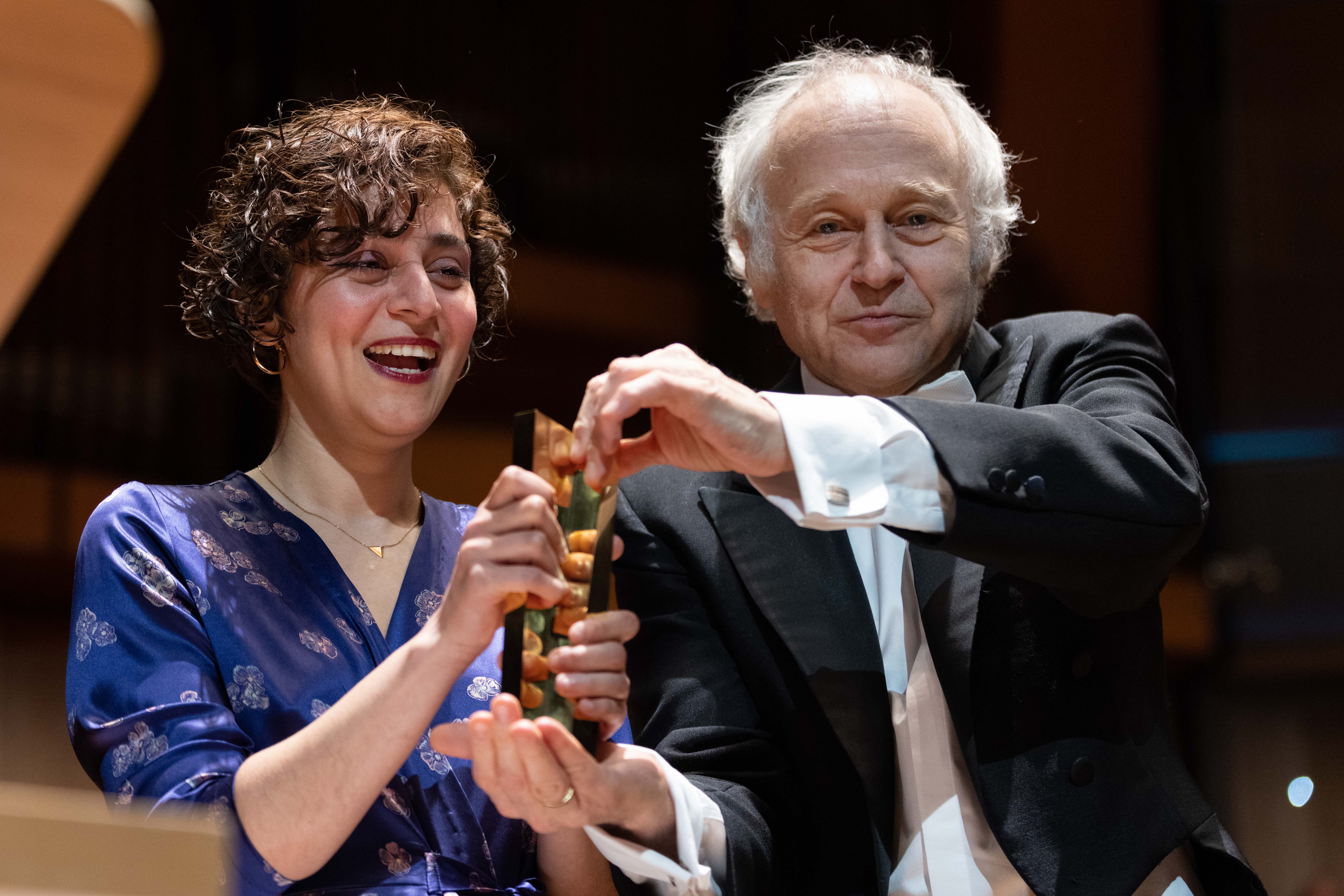 Sanaz Azimipour erhält den Menschenrechtspreis der Tonhalle von Adam Fischer