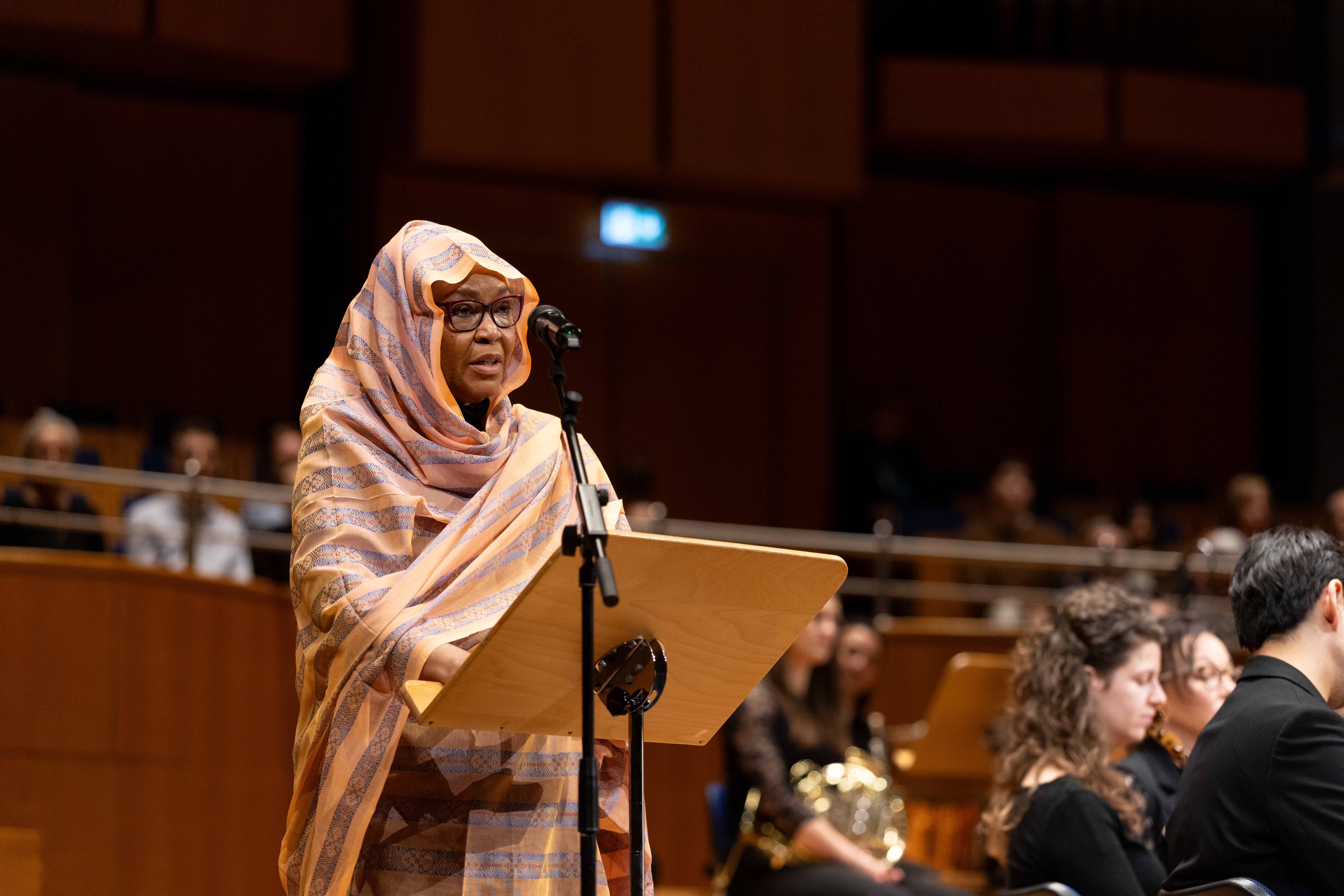 Salwa Elsadik hält ihres Dankesrede